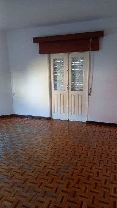 Apartamento T4 disponível para arrendamento no centro de Mirandela.
Re