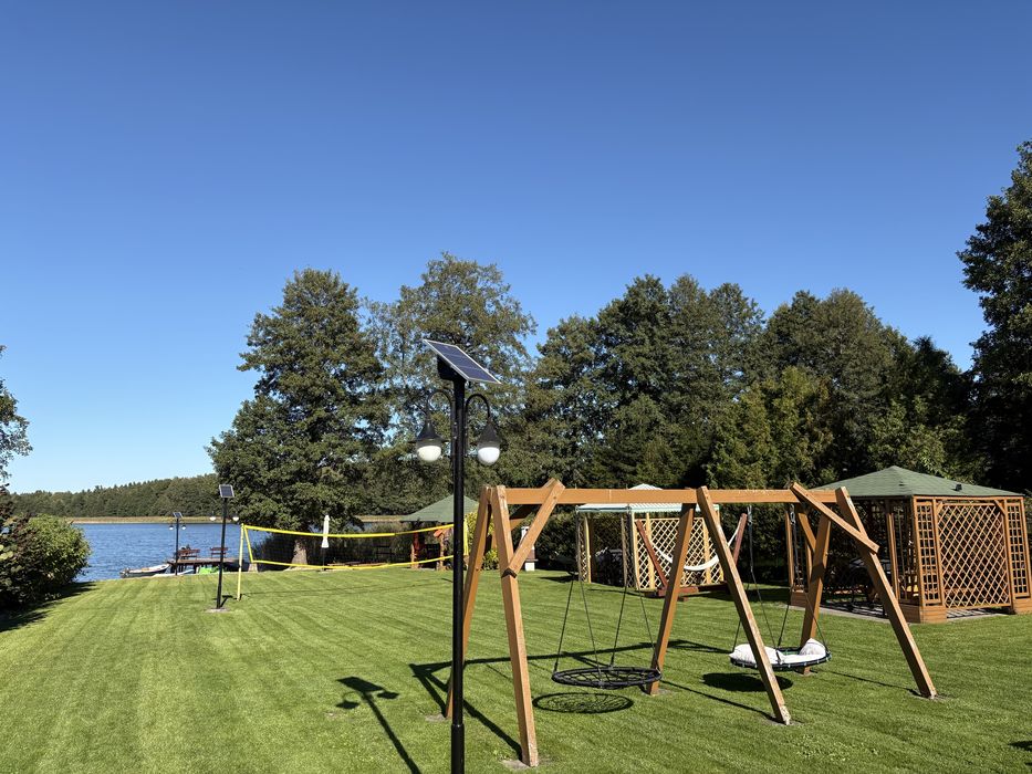 Domek na Mazurach nad jeziorem z linia brzegowa