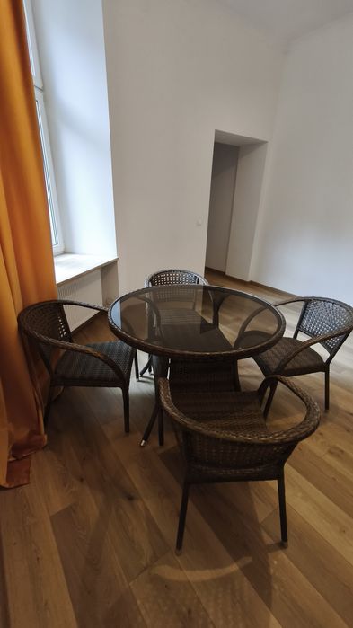 Stół ogrodowy z krzesłami.