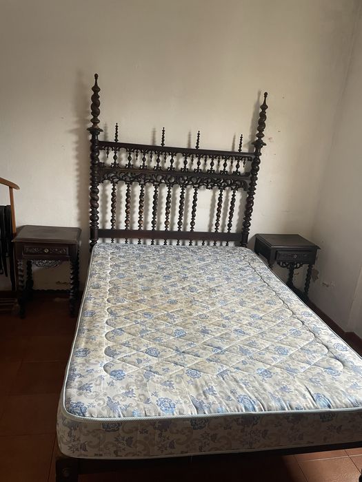 Cama de madeira de casal