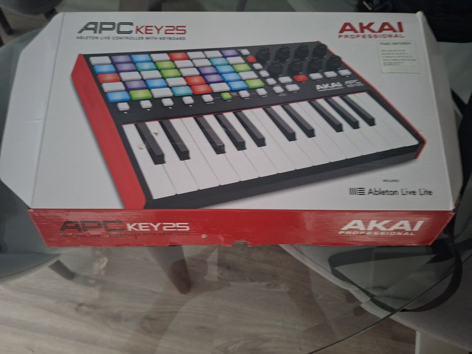 Teclado apc key 25 que faz musica usado quase como novo