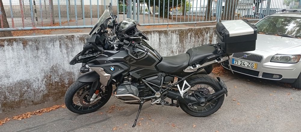 BMW R1250GS rebaixada fábrica triple black