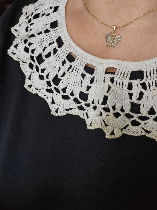 Kołnierzyk ręcznie robiony na szydełku wykończony małymi perełkami