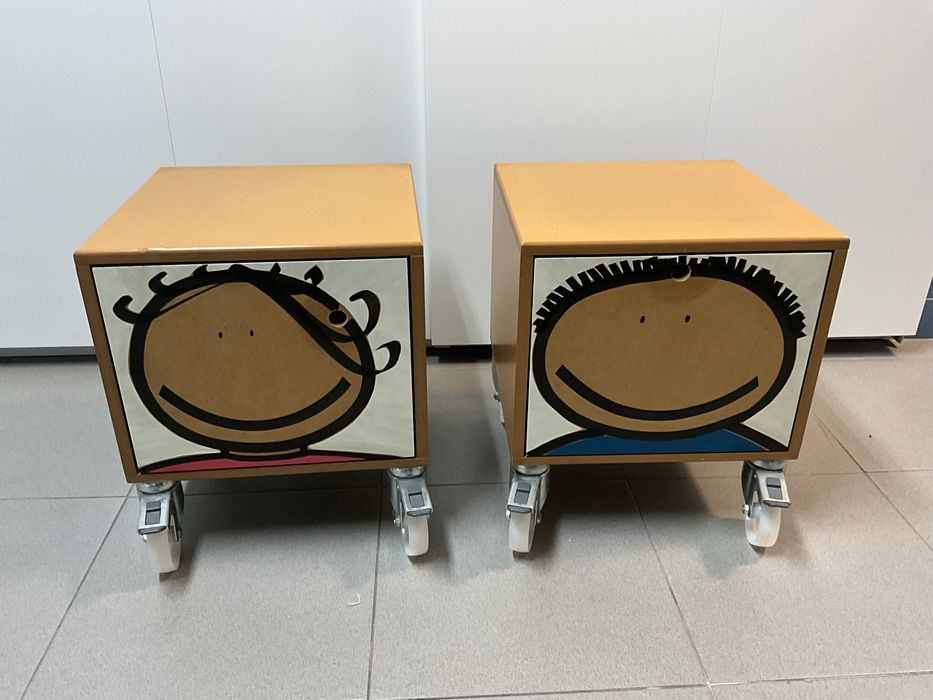 Duas mesas de cabeceira Bombamor / movel de apoio