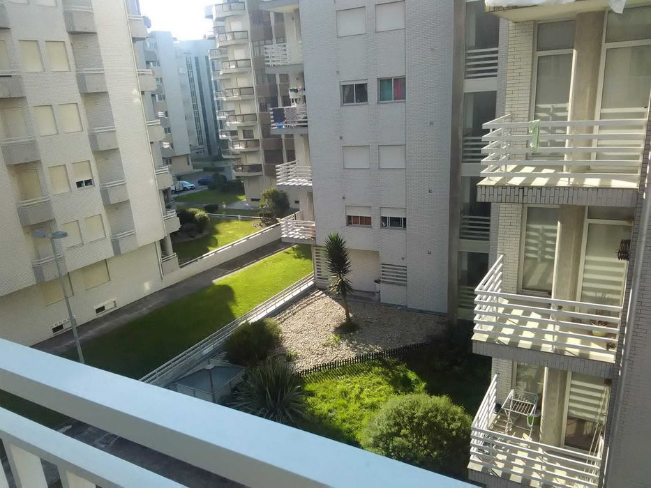 Vendo Apartamento T2 mobilado na amorosa com garagem fechada, gás canalizado todo equipado e mobilado a escasso metros da praia.