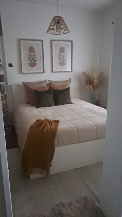 Cama 160×200 + mesas