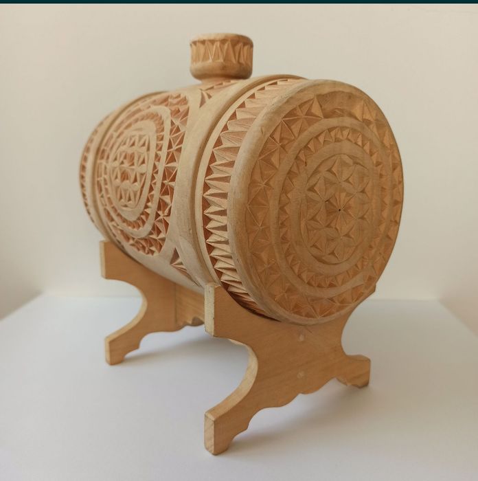 Декоративно-интерьерный деревянный бочонок на подставке