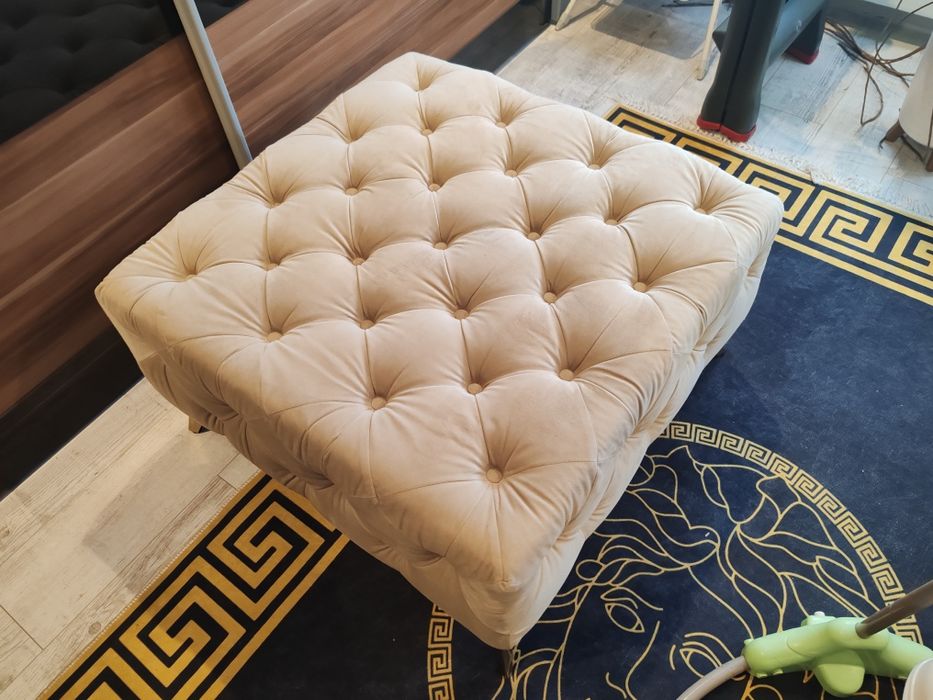 Pufa Glamour pikowana na nóżkach 80x80 wysokość 45cm Chesterfield
