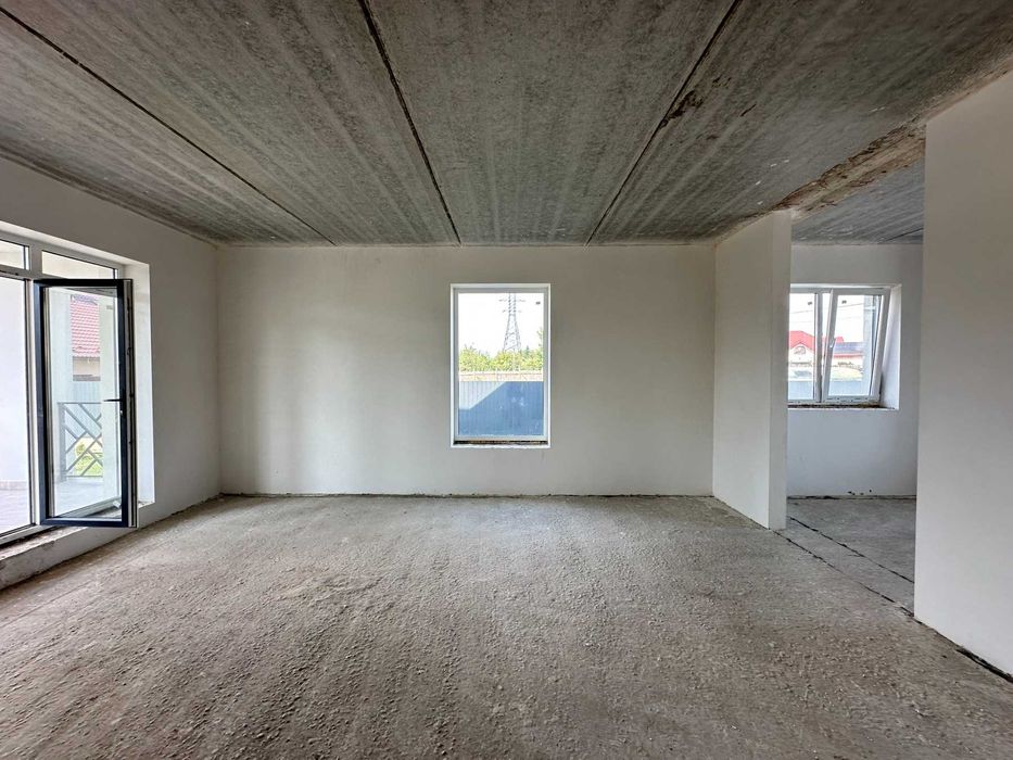 Великий будинок у Крихівцях з ділянкою 6 сот.!