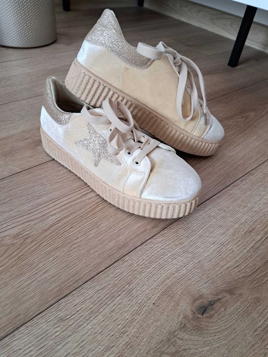 Sneakersy na platformie