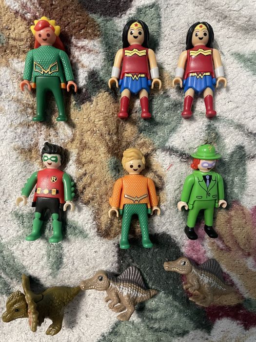 фігурки з кіндера playmobil та динозаврики