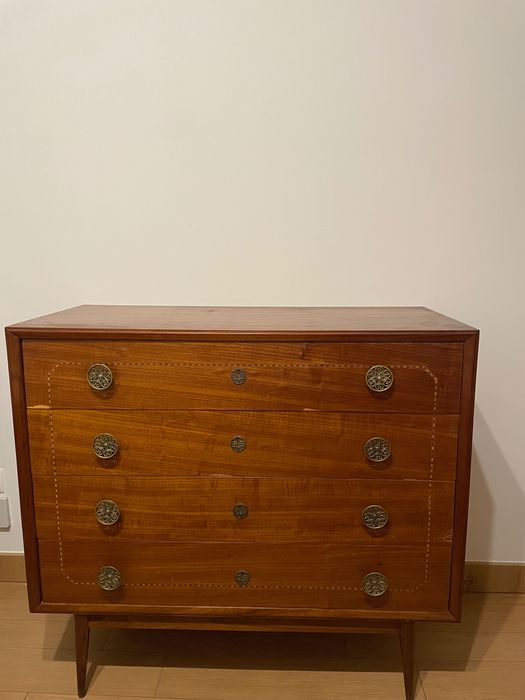 Cómoda de madeira 4 gavetões