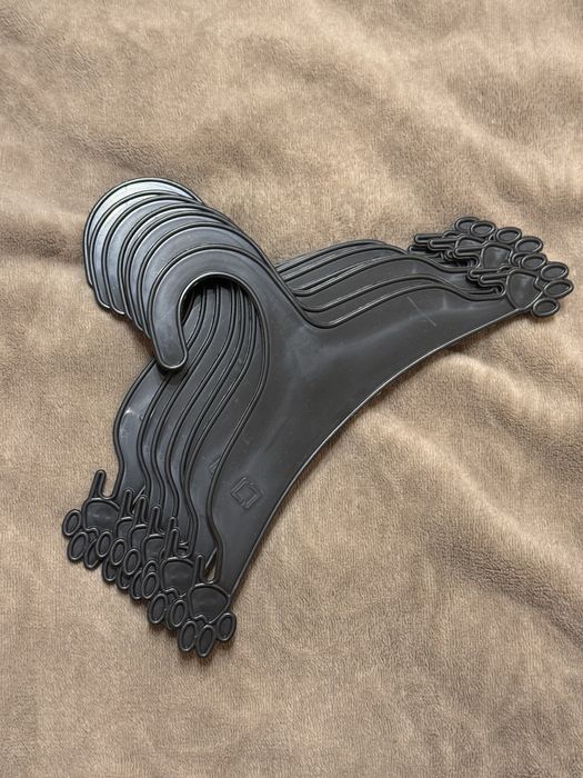 Маленькі вішаки для собачої одежі