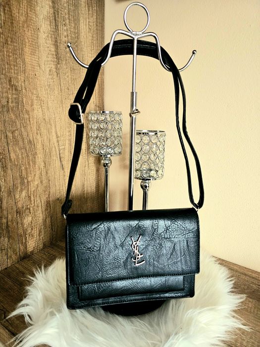 Czarna torebka listonoszka z ekoskórki