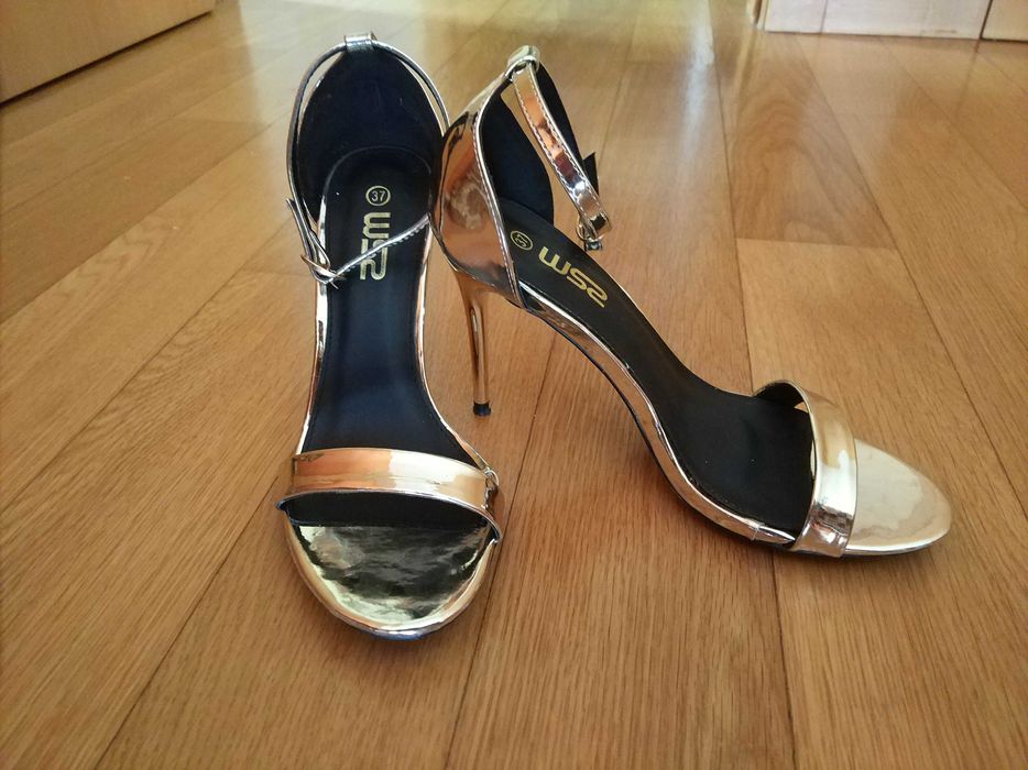 Sandália de salto alto dourada