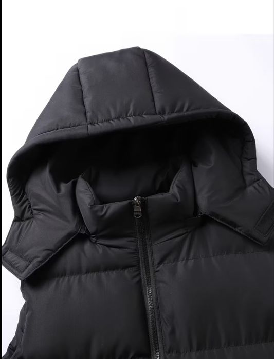 Чорна жилетка з капюшоном