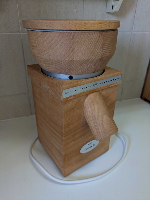 Moinho de Cereais KOMO Fidibus + Kit Completo para Fazer Pão