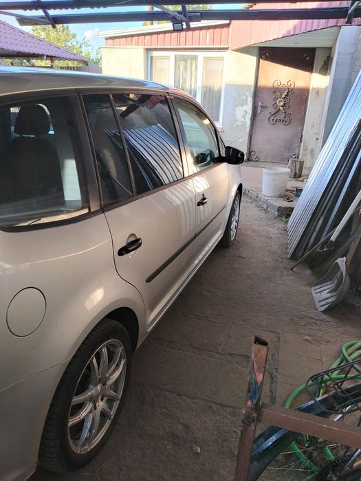 продам автомобіль Фольксваген Тауран