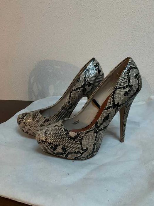 Sapatos de salto alto