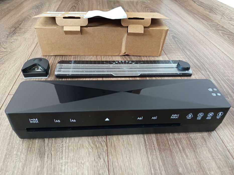 Набір для ламінації формату A4. Ламінатор та різаки.