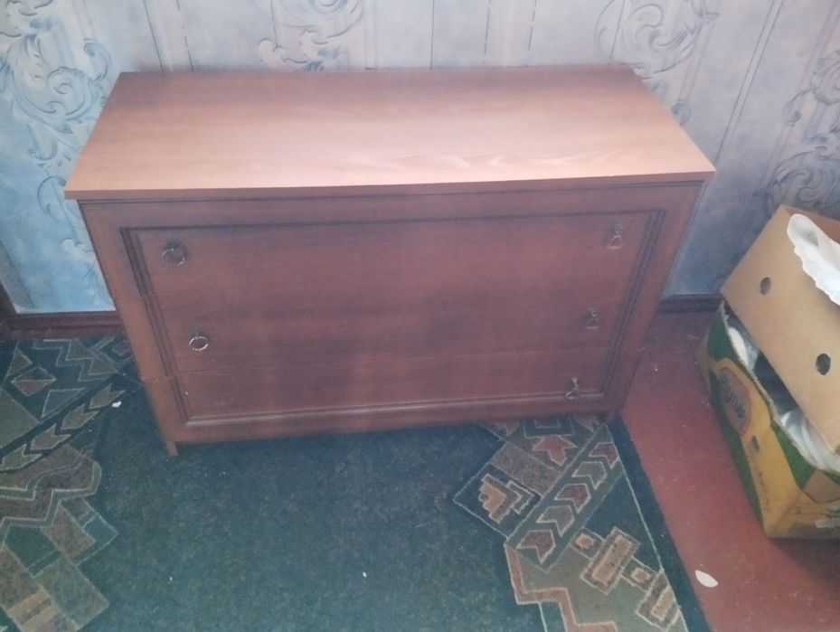 Продам тумбочку 1м