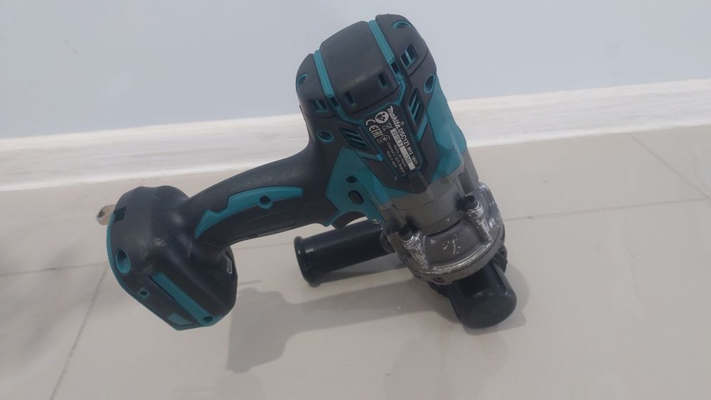 Аккумуляторный резак для резки шпилек Makita DSC121