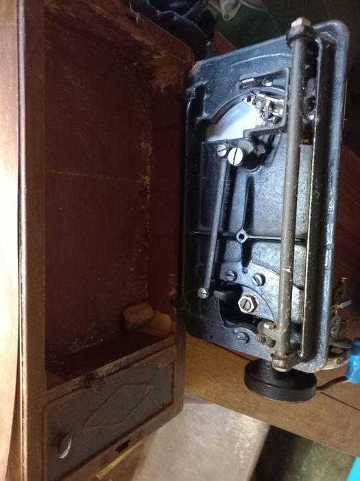 Máquina de costura portatil antiga Singer