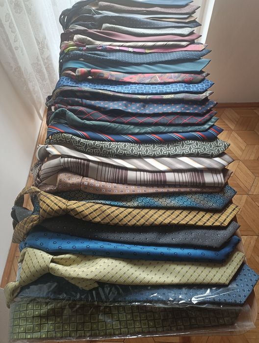 Zestaw 35 krawatów różnych marek
