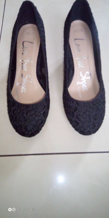 Buty na koturnie w koronkę