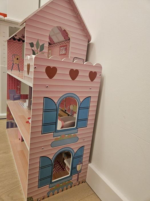 Domek dla lalek z drewnianymi mebelkami