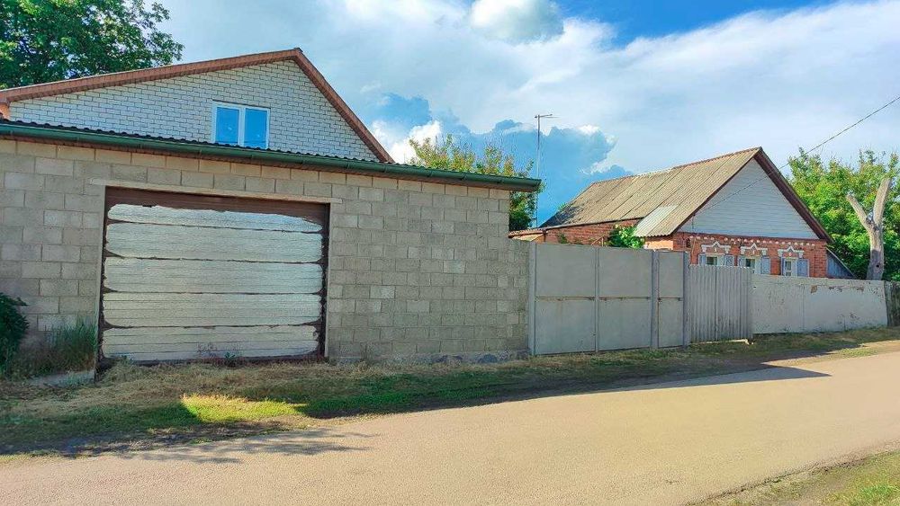Продам два будинка на одній ділянці в Дергачах р-н переїзду.