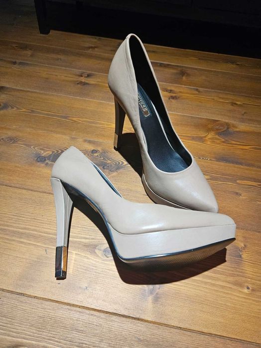 Szpilki Guess 38 kremowe