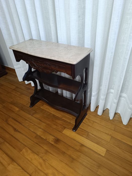 Mesa antiga de apoio restaurada em madeira maciça de mogno.