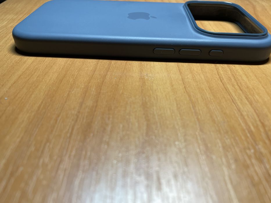 Оригінальний чохол на Iphone 17Pro з MagSafe