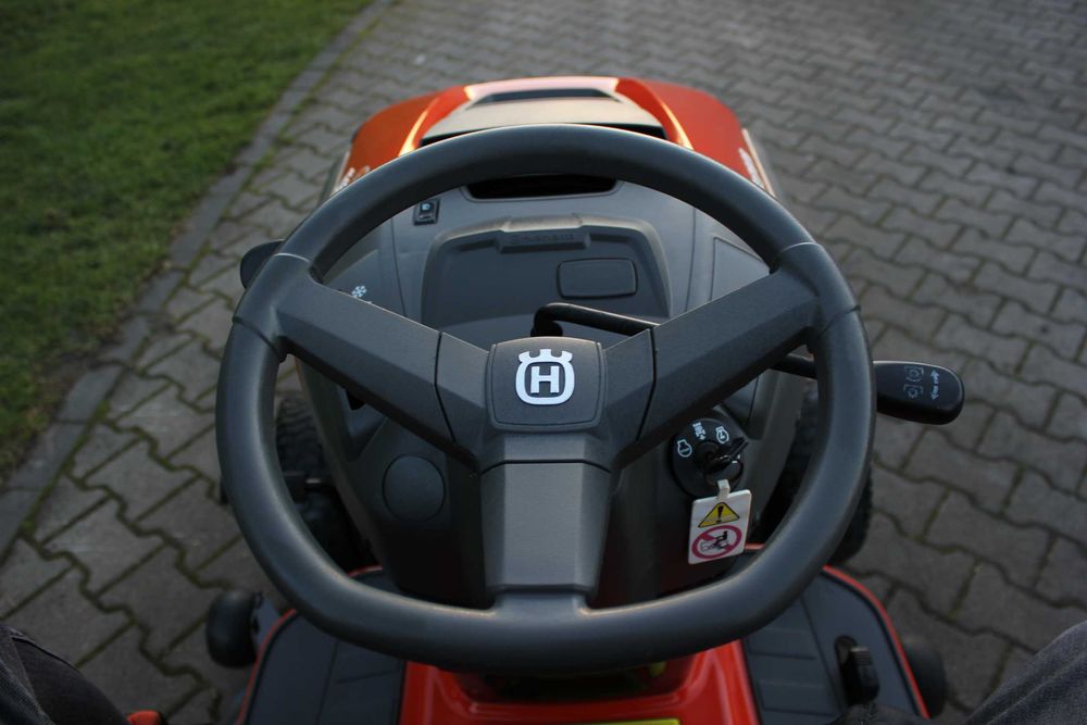 Husqvarna Tc 142  V2 TRAKTOREK Kosiarka Brigss & Stratton