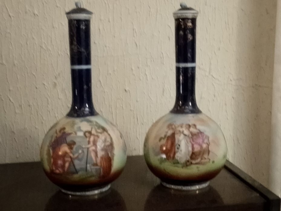 Duas jarras muito antigas em porcelana