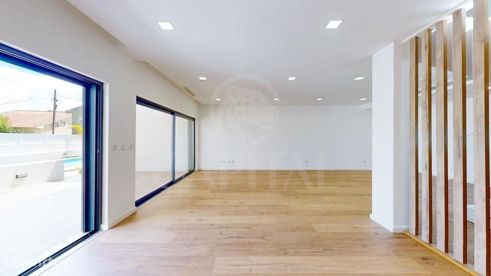 Magnífica Moradia T4 com Piscina e Terraço, em condomínio fechado