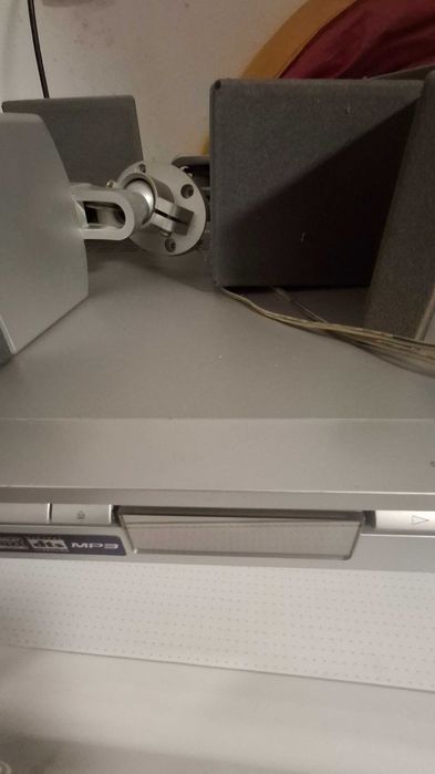 leitor de CD/DVD prateado da marca Sony