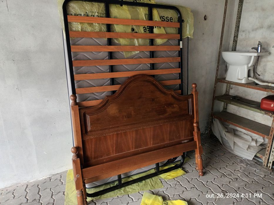 Cama casal em madeira com estrado e colchão