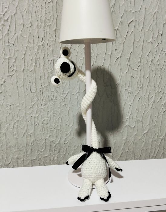 Оригінальна в’язана іграшка з кумедним характером та великими виразним