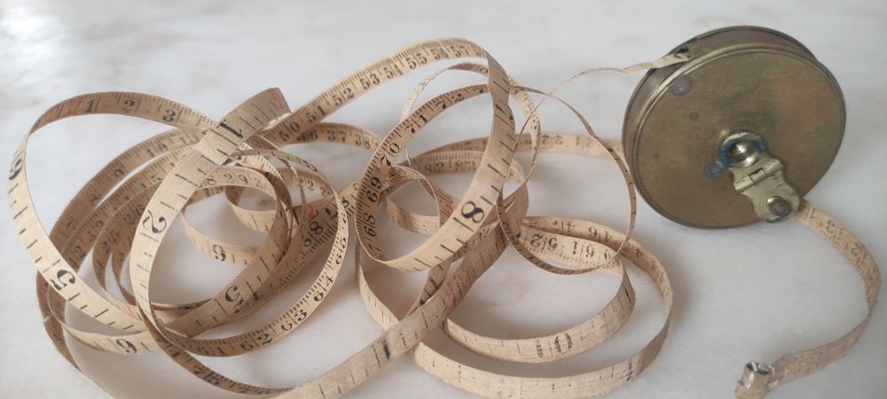 Antiga fita métrica em latao