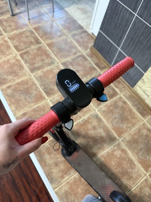 Дитячий електросамокат