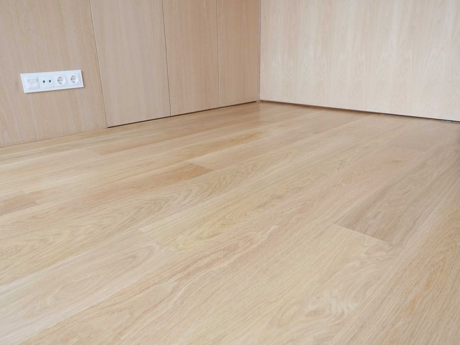 Afagamento e envernizamento de pavimentos