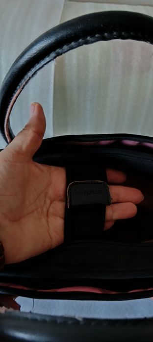 Сумка  фірми Targus для ділової жінки з відділенням для  планшету.