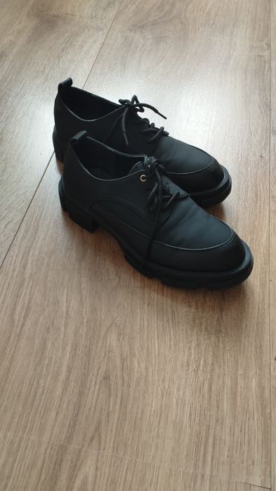 Czarne półbuty  Born2be