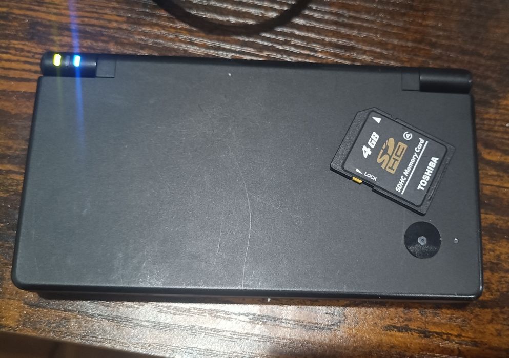 Nintendo DSi Preta + Carregador + Cartão SD (Modificada)