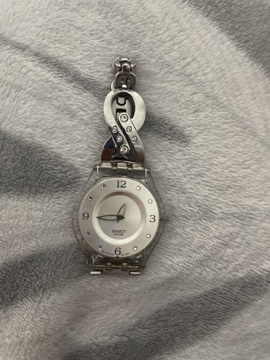 relógio swatch suíço prateado com strass, elegante estilo vintage