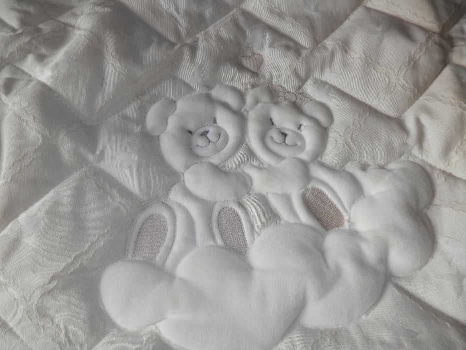 Contorno de berço e colcha com travesseiro