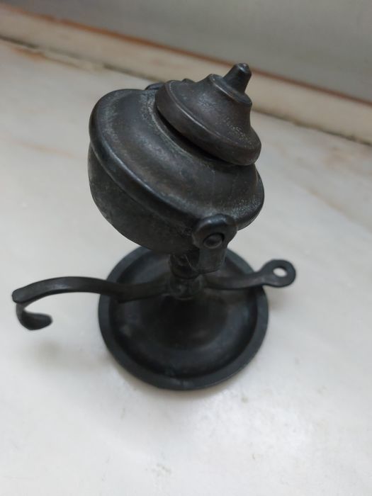 19th-century maritime oil lamp in bronze

With swinging mechanism.