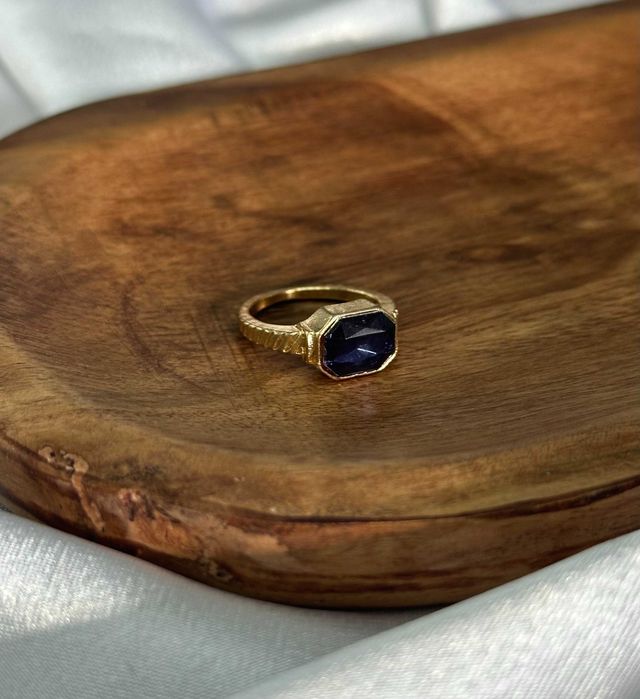 Złoty pierścionek ze stali stal